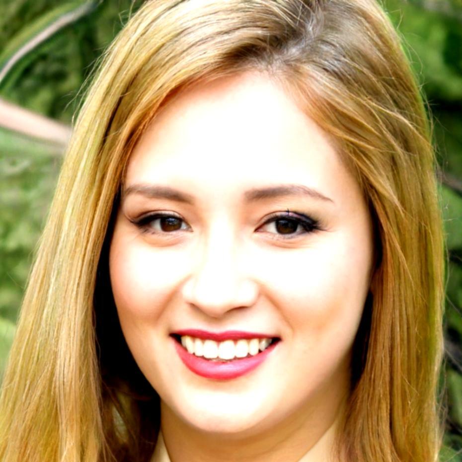 Retrato profesional de Esperanza Villanueva, especialista en educación financiera